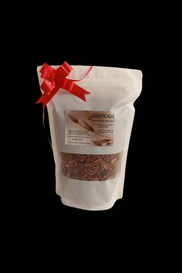 Granola horneada en casa endulzada con miel de abeja y sobarizada con chocolate natural.